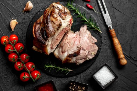 Téléchargez les photos : Porc cuit au four sur fond de pierre - en image libre de droit