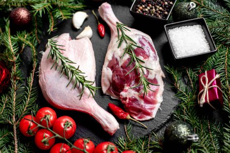 Téléchargez les photos : Pattes de canard crues aux épices et décorations de Noël sur fond de pierre - en image libre de droit