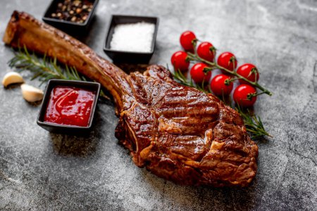Téléchargez les photos : Tomahawk grillé steak et épices sur fond de pierre grise - en image libre de droit