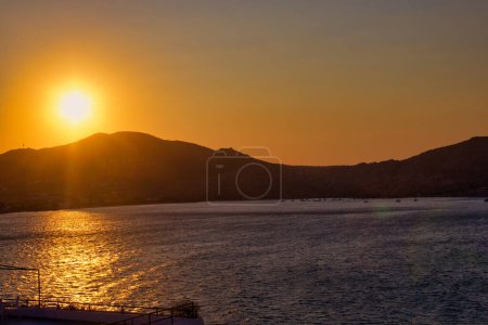 Téléchargez les photos : Mystique lever de soleil dans les îles grecques de Naxos, beau lever de soleil pour commencer la journée sur les eaux. - en image libre de droit