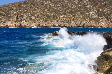 Téléchargez les photos : Ondes de Naxos s'écrasant sur le rocher de Zeus Bay, voyageant sur l'île grecque pour des aventures au soleil, Été grec - en image libre de droit