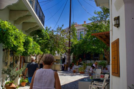 Téléchargez les photos : Naxos, île grecque, Grèce - 08 21 2021 Touristes marchant à travers le village, cafés, peuple grec local. Promenade dans un beau village de Naxos avec les habitants et les touristes pour visiter les cafés et les restaurants - en image libre de droit