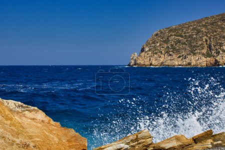 Téléchargez les photos : Vagues de la mer Égée s'écrasant sur les rochers de la baie de Zeus, Naxos, Grèce. - en image libre de droit