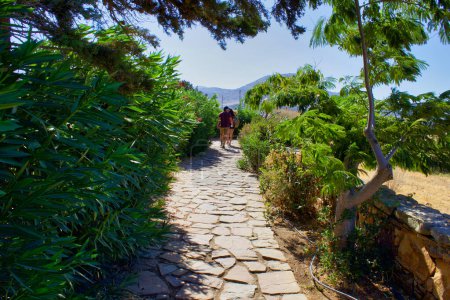 Téléchargez les photos : Promenade touristique sur le chemin des ruines antiques Naxos, Aventure estivale sur l'île grecque de Naxos - en image libre de droit