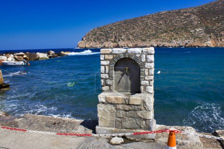Téléchargez les photos : Naxos, île grecque, Grèce, Eau sur le robinet sur le bord de la baie. - en image libre de droit