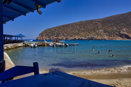 Téléchargez les photos : Naxos, île grecque, Grèce, 08 21 2021 : Baie de Zeus avec les gens dans la mer - en image libre de droit