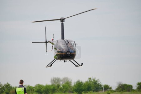 Foto de Mainz, Renania-Palatinado, Alemania - 07 de mayo de 2023: Un helicóptero Robinson R44 aterriza en el aeropuerto de Mainz-Finthen. - Imagen libre de derechos