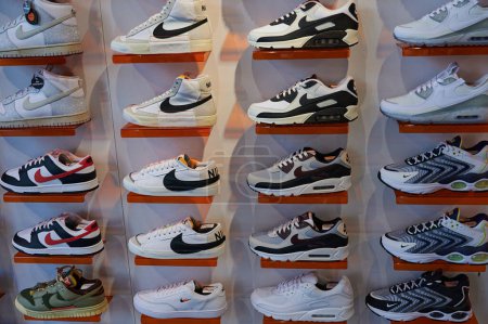 Foto de Alkmaar, Países Bajos, 05 de abril de 2023: Exposición de zapatillas deportivas nike. Nike es uno de los mayores proveedores mundiales de calzado deportivo y prendas de vestir. La compañía fue fundada en 1964 - Imagen libre de derechos