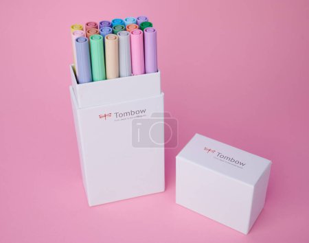 Téléchargez les photos : Mainz, Germany - July 20, 2023: a box with Tombow ABT dual brush pens for handlettering against pink background - en image libre de droit