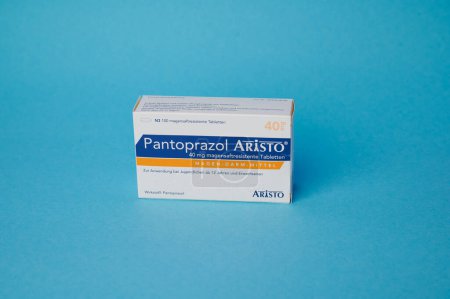 Téléchargez les photos : Mayence, Allemagne - 04 fév 2024 : Boîte à médicaments allemande avec le médicament Pantoprazole de la société pharmaceutique Aristo sur fond bleu - en image libre de droit