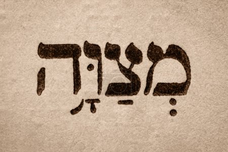 Ein einziges hebräisches Wort Mitzwa auf einer Seite des alten Thora-Buches. Englische Übersetzung ist ein von Gott befohlenes Gebot, das als religiöse Pflicht zu erfüllen ist. Hebräische Schrift. Nahaufnahme