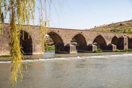 Téléchargez les photos : Le pont Dicle est un pont historique à Diyarbakr sur la rivière Tigre dans le sud-est de la Turquie. Achevé en 1065, il compte dix arches d'une longueur totale de 178 m. - en image libre de droit