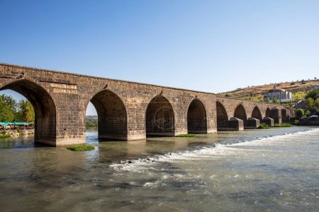 Téléchargez les photos : Le pont Dicle est un pont historique à Diyarbakr sur la rivière Tigre dans le sud-est de la Turquie. Achevé en 1065, il compte dix arches d'une longueur totale de 178 m. - en image libre de droit