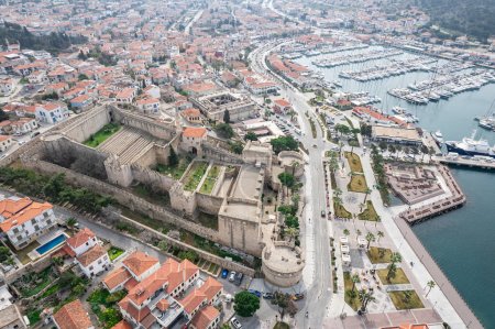 Téléchargez les photos : Château de Cesme et Marina Drone Photo, Cesme Izmir Turquie - en image libre de droit