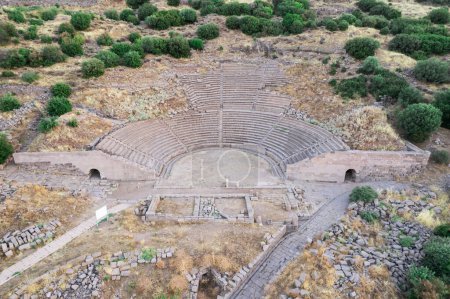 Foto de Templo de Atenea en la ciudad antigua de Assos Drone foto, Behramkale Asos, Canakkale Turquía (Trkiye) - Imagen libre de derechos