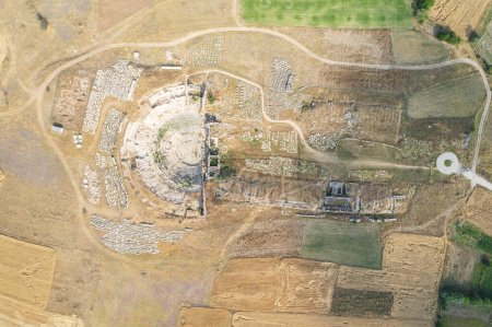 Foto de Aizonai antic city ruins with Zeus temple. Aizanoi antigua ciudad en Cavdarhisar, Kutahya, Turquía. - Imagen libre de derechos