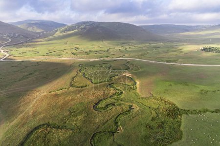 Téléchargez les photos : Vue aérienne des méandres et troupeaux de moutons du plateau Perembe - en image libre de droit
