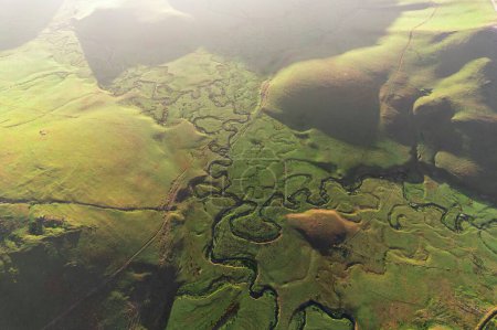 Foto de Vista aérea de la meseta de Perembe meandros y manadas de ovejas - Imagen libre de derechos