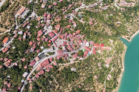 Téléchargez les photos : Vue aérienne par drone du district d'Erzincan Kemaliye, ville de parapente et de combinaison d'ailes. - en image libre de droit