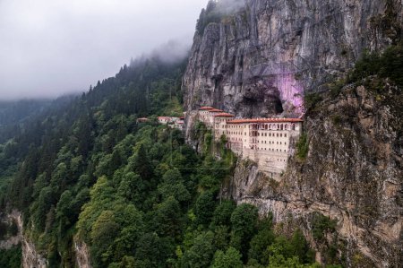 Foto de Monasterio de Sumela (Smela Manastr) Drone Photo, Parque Nacional de Altndere Maka, Trabzon Turquía (Turkiye) - Imagen libre de derechos