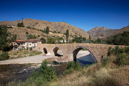 Téléchargez les photos : Pont Kosepasa, situé à Divrigi, Sivas, Turquie, a été construit par les Mengucekogullari au 13ème siècle. - en image libre de droit