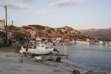 Foto de Grecia tradicional. Isla de Lesbos, vista de la ciudad Molyvos (Mithymna) con castillo viejo encima - Imagen libre de derechos