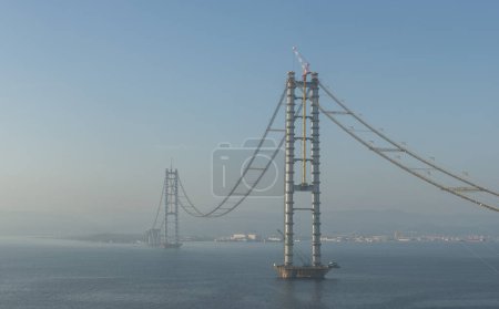 Foto de Osman Gazi Bridge (Izmit Bay Bridge). Izmit, Kocaeli, Turquía. Continúa la construcción de un nuevo puente de carretera a través del mar de Mármara. - Imagen libre de derechos