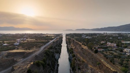 Korinth-Kanal, Griechenland. Der Kanal von Korinth ist ein schleusenloser Schifffahrtskanal in Griechenland, der den Saronischen Golf der Ägäis mit dem Golf von Korinth des Ionischen Meeres verbindet, Luftaufnahme