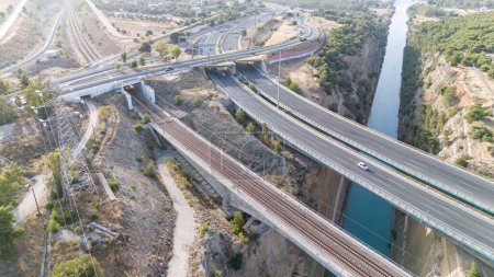 Schöner und erstaunlicher Kanal von Korinth vom Himmel aus per Drohne