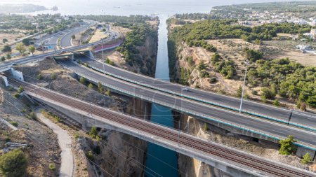 Schöner und erstaunlicher Kanal von Korinth vom Himmel aus per Drohne