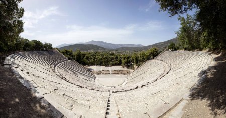Le Théâtre antique d'Epidaure est un théâtre dans la vieille ville grecque d'Epidaure dédié au Dieu grec antique de la médecine, Asclépios.