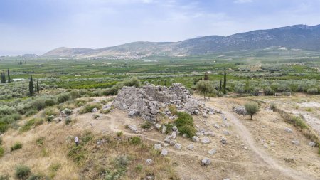 altes griechisches pyramidengebäude auf dem peloponnes, elliniko dorf, griechenland