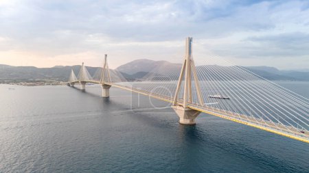 Vue aérienne du pont Charilaos Trikoupis Rio-Antirio en Grèce
