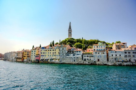 Téléchargez les photos : Rovinj. Istra, Croatie. Église Sainte-Euphémie. Vue sur la péninsule depuis la mer. - en image libre de droit