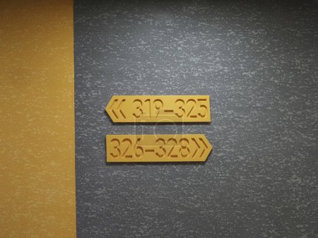 Téléchargez les photos : Panneaux jaunes sur fond gris. Panneaux sur le mur d'un immeuble de bureaux avec un fond gris. Panneau en bois sur le mur, avec espace pour votre texte - en image libre de droit