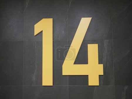 Téléchargez les photos : 14e étage signe avec des chiffres jaunes sur un fond gris - en image libre de droit