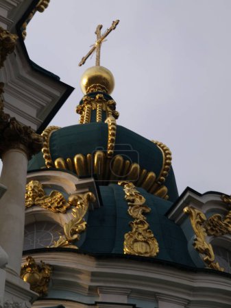 Domos dorados de la iglesia ortodoxa contra un cielo nublado