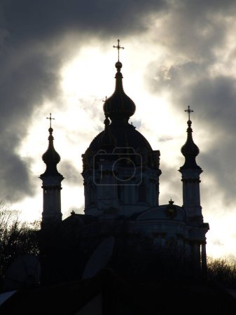 La façade de l'église Saint-André sur le fond du ciel