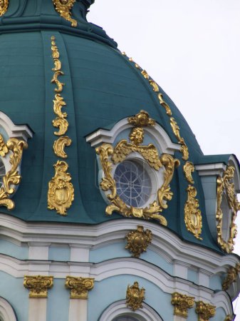 Fragmentos de la fachada de la Iglesia Ortodoxa de San Andrés en Kiev