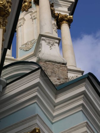 Fragmente der Fassade der orthodoxen Andreaskirche in Kiew