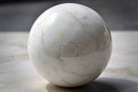 Téléchargez les photos : Balle en marbre blanc sur fond clair - en image libre de droit