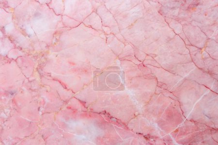 Texture de marbre rose avec des veines dorées