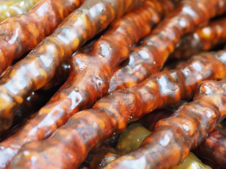 Traditionelle orientalische Köstlichkeiten: Trauben-Churchchchhela mit Walnüssen auf der ethnischen Ladentheke