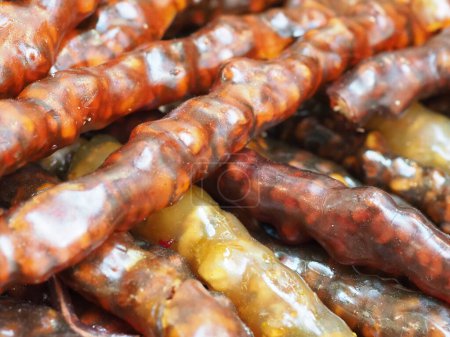Traditionelle orientalische Köstlichkeiten: Trauben-Churchchchhela mit Walnüssen auf der ethnischen Ladentheke