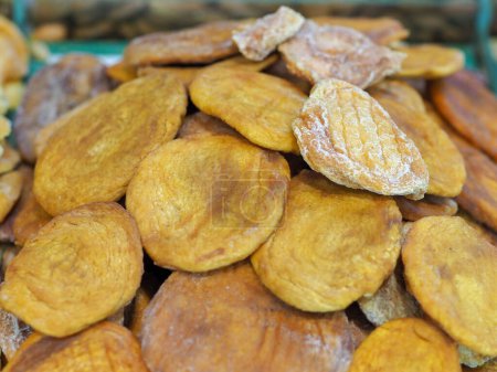 Getrocknete Mango im Regal: Exotische orientalische Süßigkeiten mit leuchtender Farbe und unvergleichlichem Geschmack