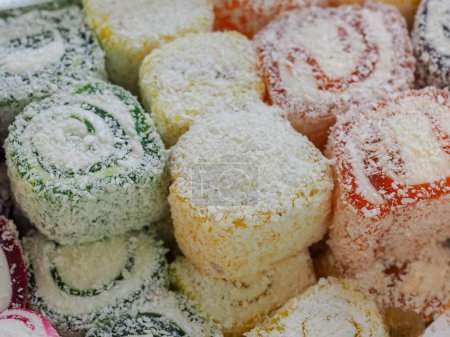 Foto de Colorida mezcla de delicia turca espolvoreada con azúcar en polvo - Imagen libre de derechos