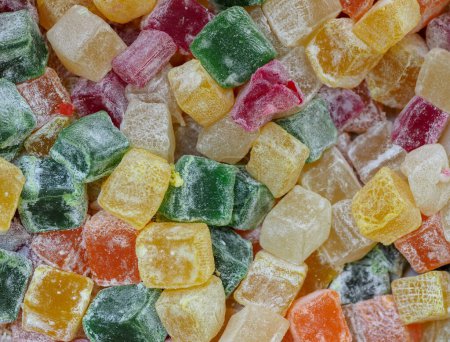 Foto de Caleidoscopio de sabores: dulces orientales coloridos en forma de cubos - Imagen libre de derechos