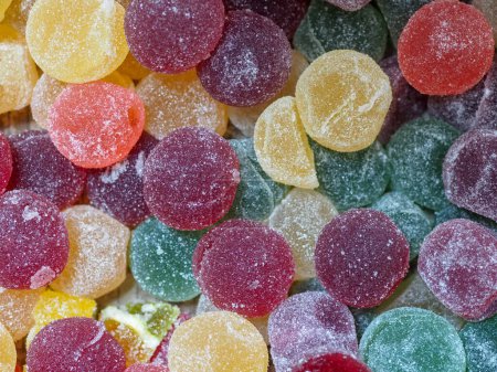 Téléchargez les photos : Carnaval des saveurs : marmelade colorée en poudre de sucre, comme les pierres précieuses - en image libre de droit