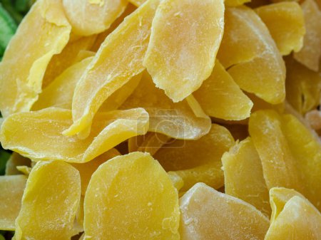 Chips de mangue sucrés, lumineux et appétissant, parfait pour une collation saine
