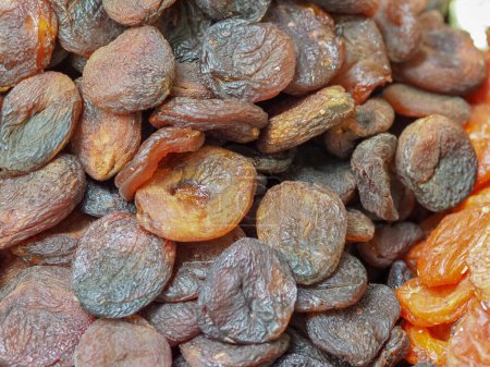 Téléchargez les photos : Montagne d'abricots secs savoureux contre d'autres fruits secs - en image libre de droit